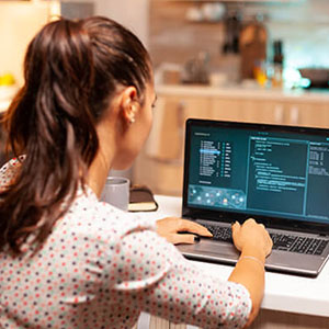 ordenador-reparado-chica-reparando-pc-siep-servicios-informaticos-el-prat-de-llobregat-barcelona-2 Reparamos torre o portátil a clientes particulares, Servicio Técnico Informático en el Prat de Llobregat.